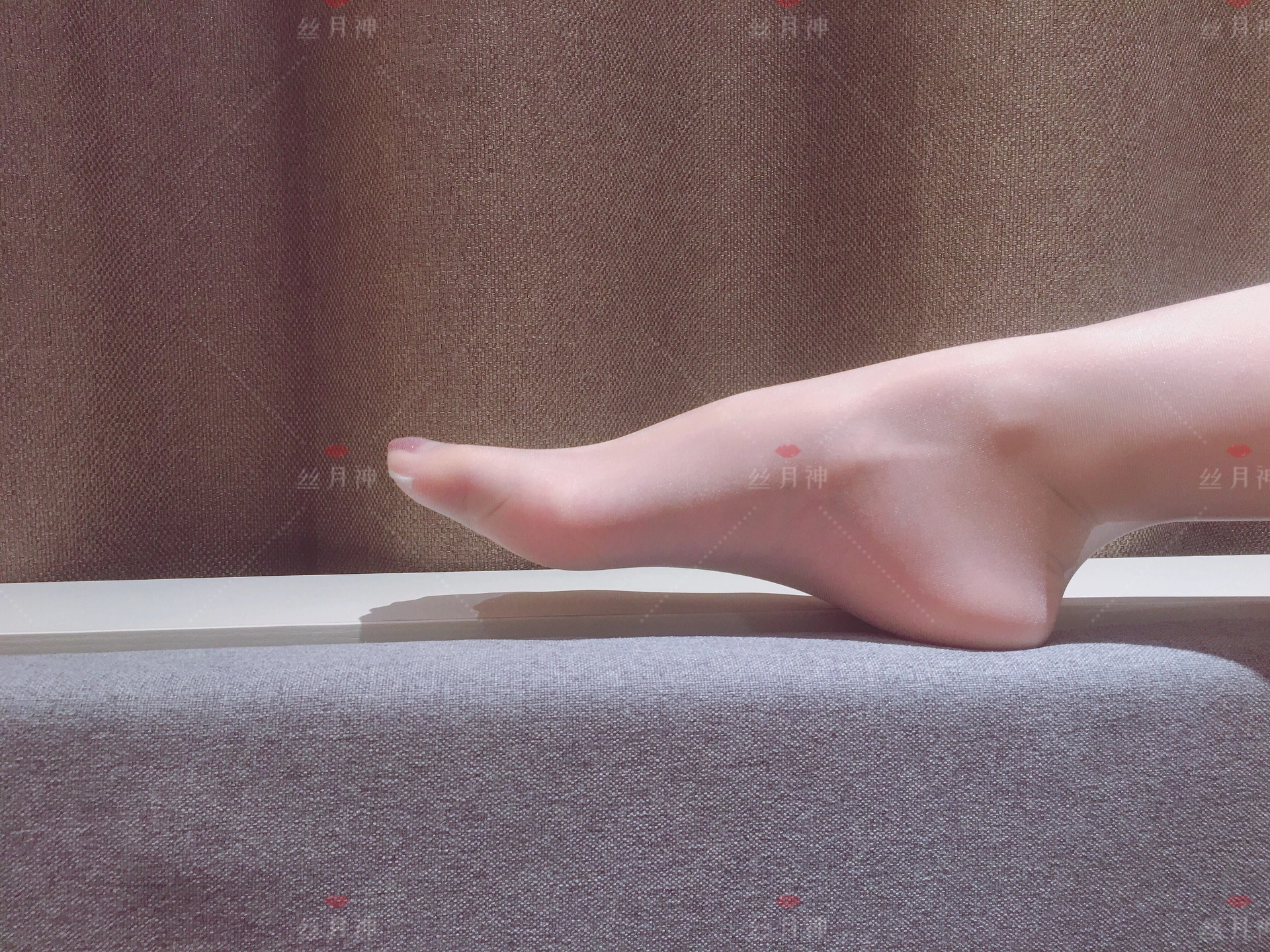 10.丝月神-白色筒袜肉丝杏色高跟 0